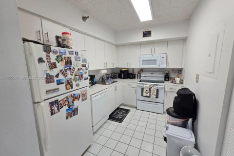 Condo in Aventura, Florida, 2 bedrooms  № 2008664 - photo 18