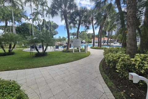 Condo in Aventura, Florida, 2 bedrooms  № 2008664 - photo 9