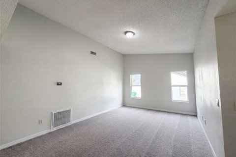 House in Deltona, Florida 4 bedrooms, 179.86 sq.m. № 2201097 - photo 4