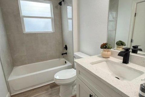 House in Port Charlotte, Florida 4 bedrooms, 170.29 sq.m. № 2150494 - photo 7