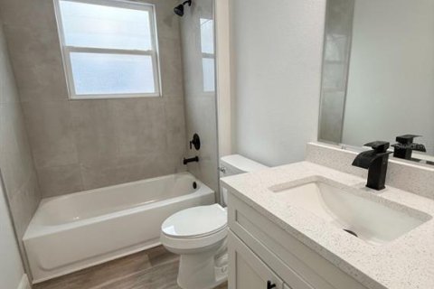 House in Port Charlotte, Florida 4 bedrooms, 170.29 sq.m. № 2150494 - photo 16
