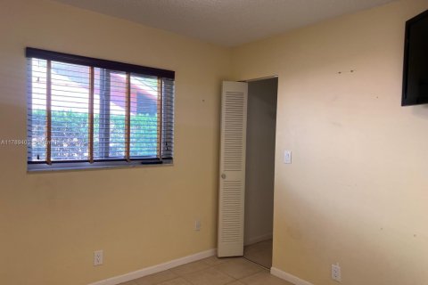 House in North Lauderdale, Florida 4 bedrooms, 130.62 sq.m. № 1646720 - photo 25