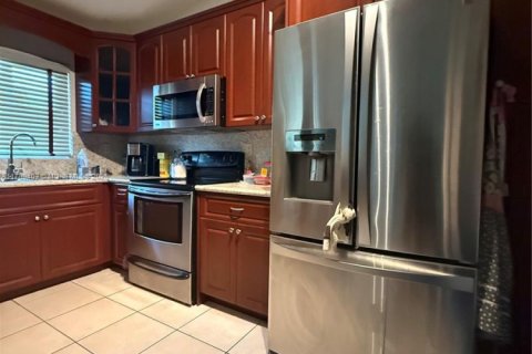 House in North Lauderdale, Florida 4 bedrooms, 130.62 sq.m. № 1646720 - photo 5