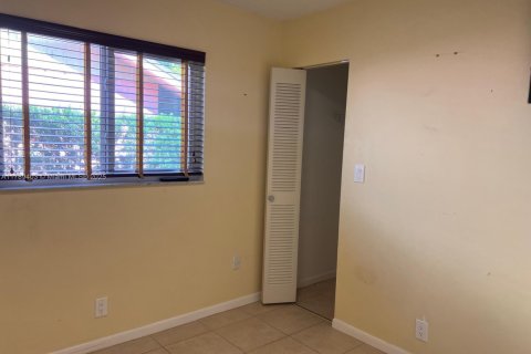 House in North Lauderdale, Florida 4 bedrooms, 130.62 sq.m. № 1646720 - photo 24