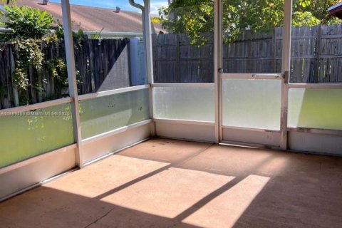House in North Lauderdale, Florida 4 bedrooms, 130.62 sq.m. № 1646720 - photo 27
