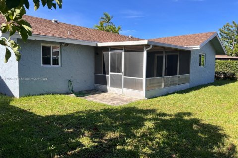 House in North Lauderdale, Florida 4 bedrooms, 130.62 sq.m. № 1646720 - photo 29