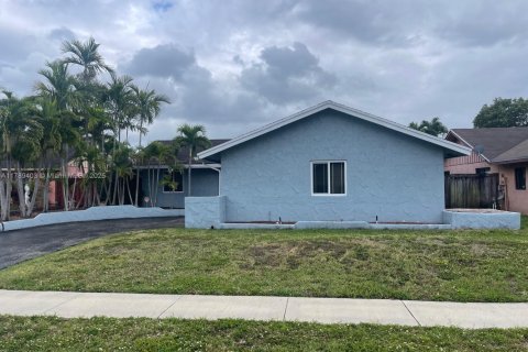 House in North Lauderdale, Florida 4 bedrooms, 130.62 sq.m. № 1646720 - photo 2