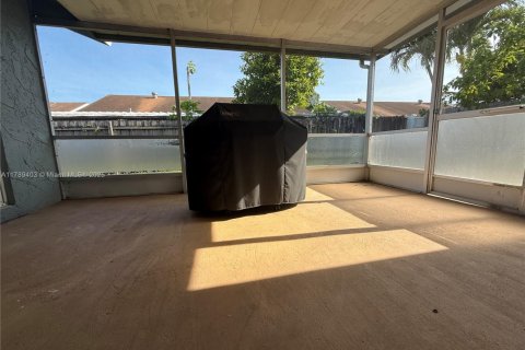 House in North Lauderdale, Florida 4 bedrooms, 130.62 sq.m. № 1646720 - photo 13