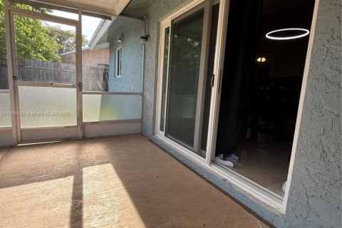 House in North Lauderdale, Florida 4 bedrooms, 130.62 sq.m. № 1646720 - photo 14
