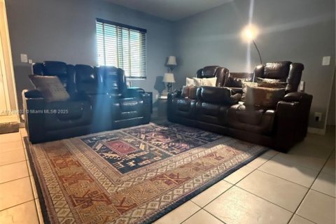 House in North Lauderdale, Florida 4 bedrooms, 130.62 sq.m. № 1646720 - photo 8