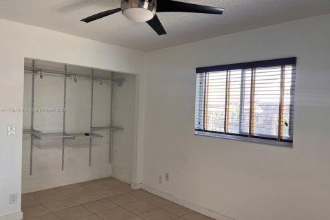 House in North Lauderdale, Florida 4 bedrooms, 130.62 sq.m. № 1646720 - photo 23