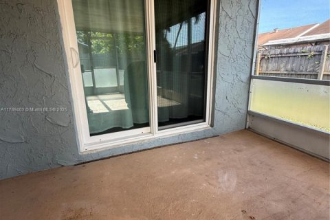 House in North Lauderdale, Florida 4 bedrooms, 130.62 sq.m. № 1646720 - photo 15