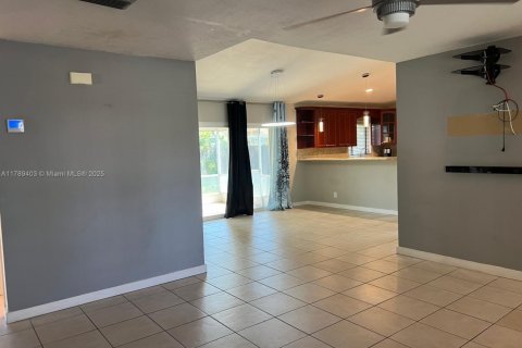 House in North Lauderdale, Florida 4 bedrooms, 130.62 sq.m. № 1646720 - photo 19