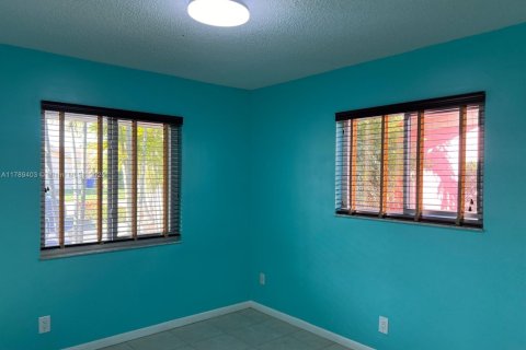 House in North Lauderdale, Florida 4 bedrooms, 130.62 sq.m. № 1646720 - photo 28