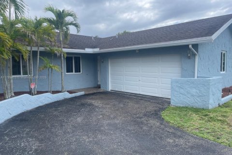 House in North Lauderdale, Florida 4 bedrooms, 130.62 sq.m. № 1646720 - photo 3