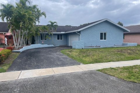House in North Lauderdale, Florida 4 bedrooms, 130.62 sq.m. № 1646720 - photo 1