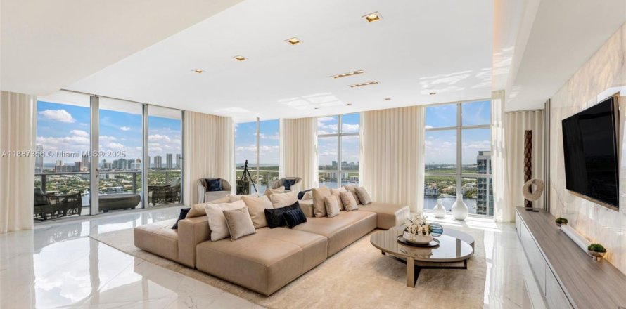 Condo in North Miami Beach, Florida, 4 bedrooms № 1944836