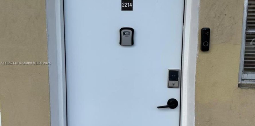 Condo in Hallandale Beach, Florida, 1 bedroom № 1859069