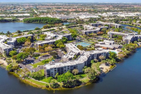 Condominio en venta en Pembroke Pines, Florida, 2 dormitorios, 79.15 m2 № 1796357 - foto 24