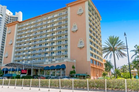 Copropriété à louer à Sunny Isles Beach, Floride: 38.09 m2 № 1706684 - photo 3