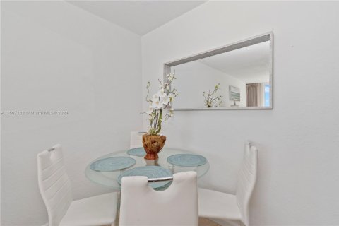 Copropriété à louer à Sunny Isles Beach, Floride: 38.09 m2 № 1706684 - photo 13