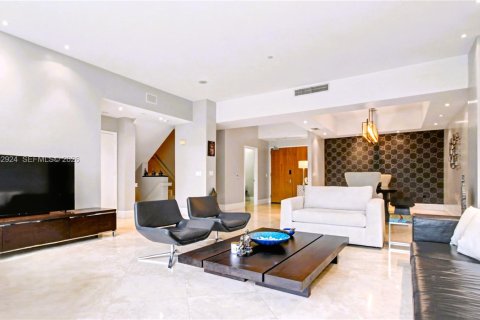 Condominio en venta en Sunny Isles Beach, Florida, 3 dormitorios, 307.69 m2 № 2023941 - foto 5