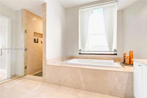 Condominio en venta en Sunny Isles Beach, Florida, 3 dormitorios, 307.69 m2 № 2023941 - foto 13