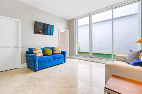 Condominio en venta en Sunny Isles Beach, Florida, 3 dormitorios, 307.69 m2 № 2023941 - foto 18