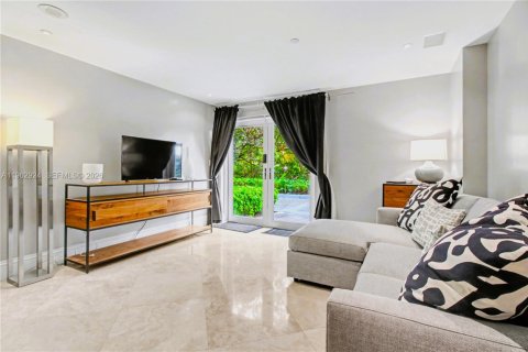 Condominio en venta en Sunny Isles Beach, Florida, 3 dormitorios, 307.69 m2 № 2023941 - foto 9