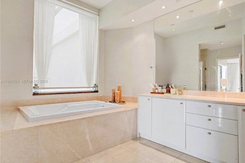 Condominio en venta en Sunny Isles Beach, Florida, 3 dormitorios, 307.69 m2 № 2023941 - foto 12