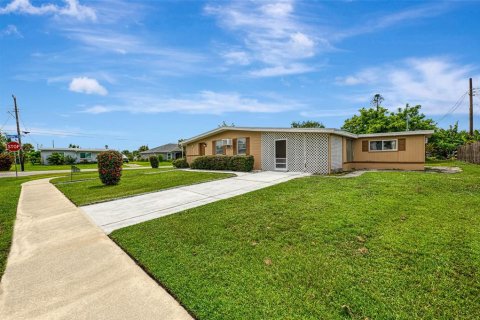 House in North Port, Florida 3 bedrooms, 110.74 sq.m. № 1904970 - photo 2