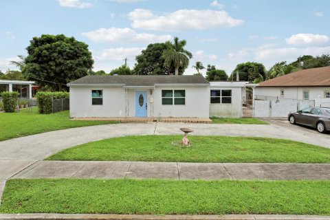 Villa ou maison à West Palm Beach, Floride 3 chambres, 197.6 m2 № 2401393