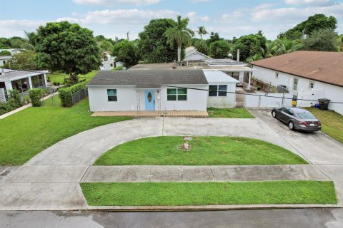Villa ou maison à vendre à West Palm Beach, Floride: 3 chambres, 197.6 m2 № 2401393 - photo 2