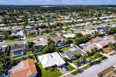Снять в аренду виллу или дом в Бока-Ратон, Флорида 3 спальни, 144.83м2, № 1168649 - фото 1