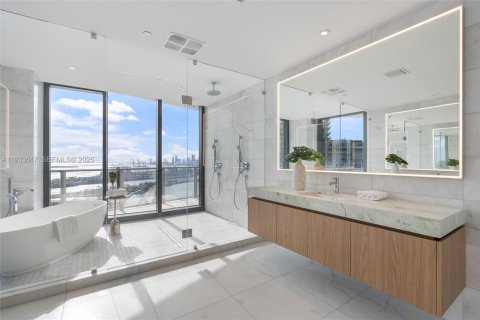 Снять в аренду кондоминиум в Майами-Бич, Флорида 4 спальни, 276.76м2, № 1991449 - фото 1