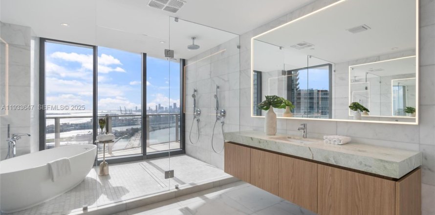 Кондоминиум с 4 спальнями в Майами-Бич, Флорида № 1991449