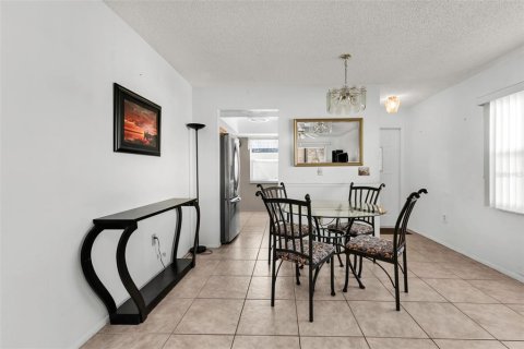Condo in Englewood, Florida, 2 bedrooms  № 2093676 - photo 11