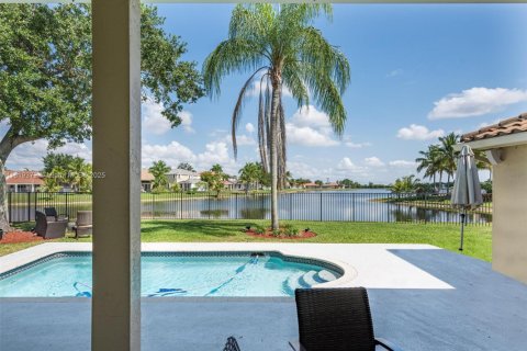 Casa en venta en Weston, Florida, 5 dormitorios, 264.96 m2 № 1779892 - foto 28