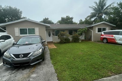 House in Lauderhill, Florida 3 bedrooms, 215.44 sq.m. № 2387295
