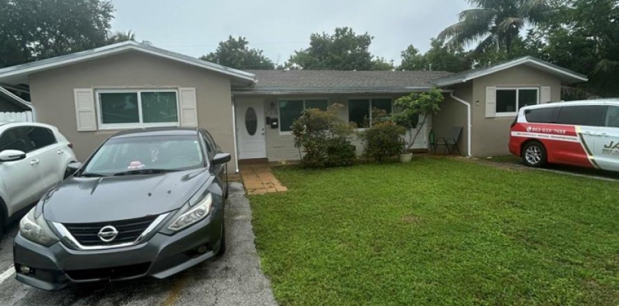 House in Lauderhill, Florida 3 bedrooms, 215.44 sq.m. № 2387295