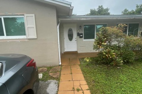 House in Lauderhill, Florida 3 bedrooms, 215.44 sq.m. № 2387295 - photo 3