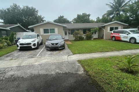 House in Lauderhill, Florida 3 bedrooms, 215.44 sq.m. № 2387295 - photo 2
