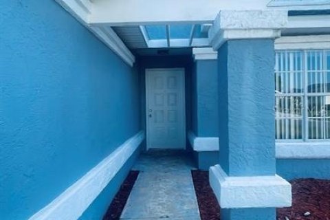 Villa ou maison à louer à Kissimmee, Floride: 4 chambres, 177.07 m2 № 1912375 - photo 1