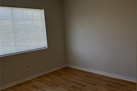 Townhouse in North Miami, Florida 3 bedrooms, 145.86 sq.m. № 2265233 - photo 12