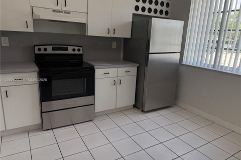 Townhouse in North Miami, Florida 3 bedrooms, 145.86 sq.m. № 2265233 - photo 5