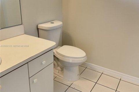Townhouse in North Miami, Florida 3 bedrooms, 145.86 sq.m. № 2265233 - photo 9