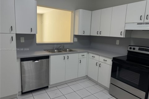 Townhouse in North Miami, Florida 3 bedrooms, 145.86 sq.m. № 2265233 - photo 4