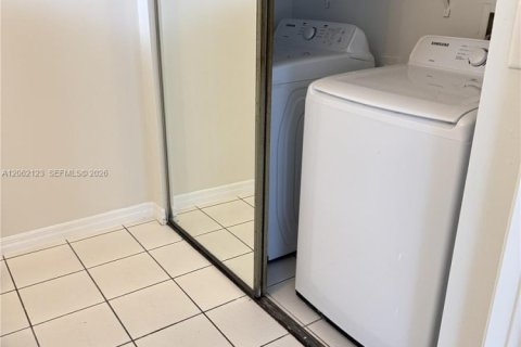 Townhouse in North Miami, Florida 3 bedrooms, 145.86 sq.m. № 2265233 - photo 10