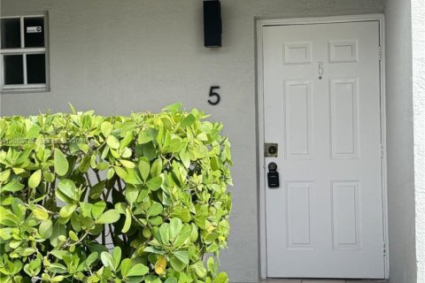 Townhouse in North Miami, Florida 3 bedrooms, 145.86 sq.m. № 2265233 - photo 3