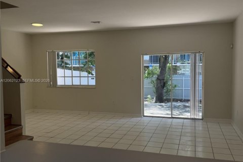 Townhouse in North Miami, Florida 3 bedrooms, 145.86 sq.m. № 2265233 - photo 8